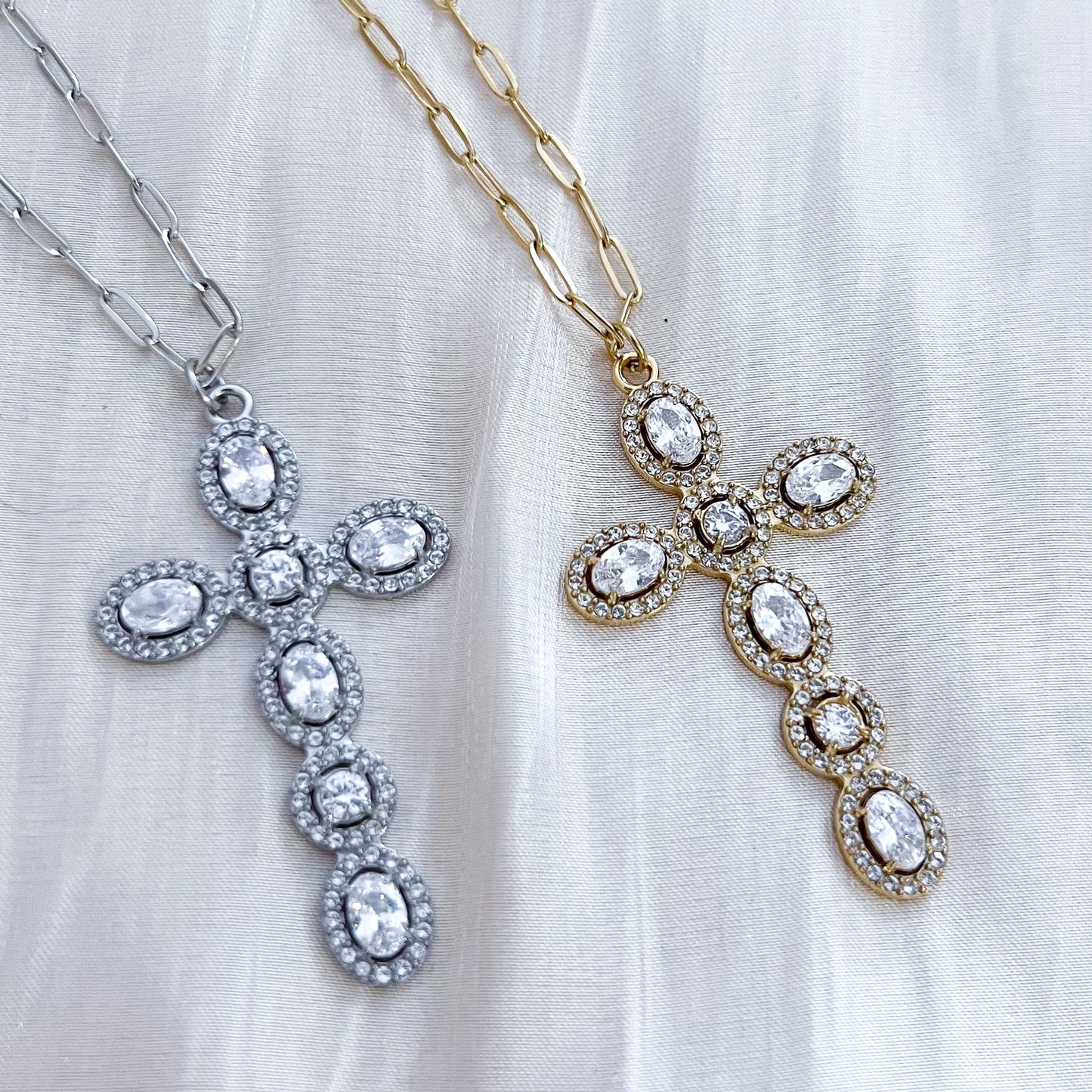 Collar Cruz Sagrada Luz ( 2 colores)
