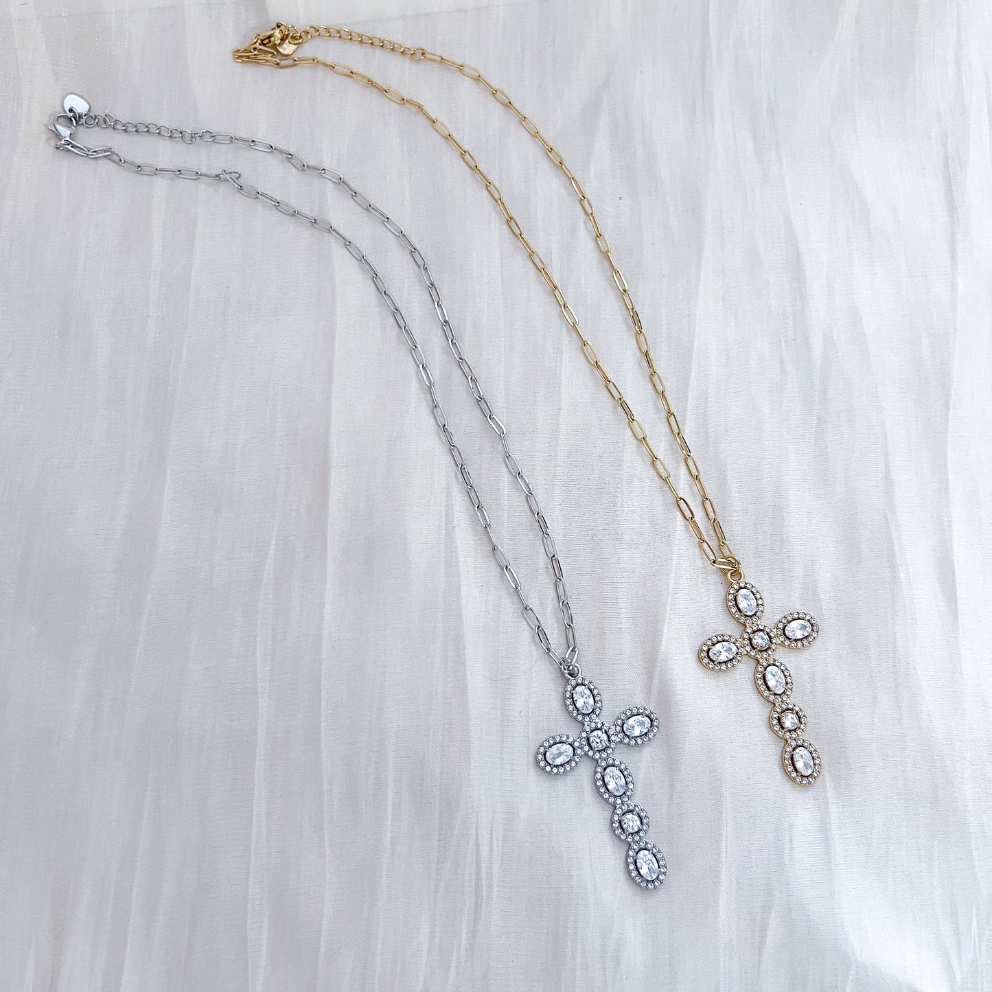 Collar Cruz Sagrada Luz ( 2 colores)