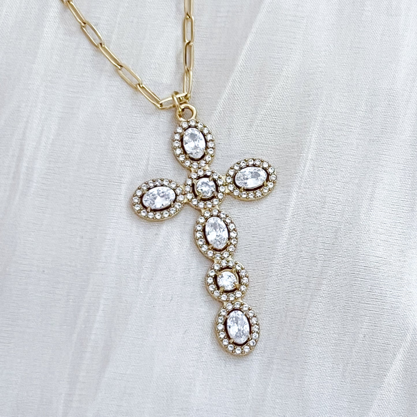 Collar Cruz Sagrada Luz ( 2 colores)