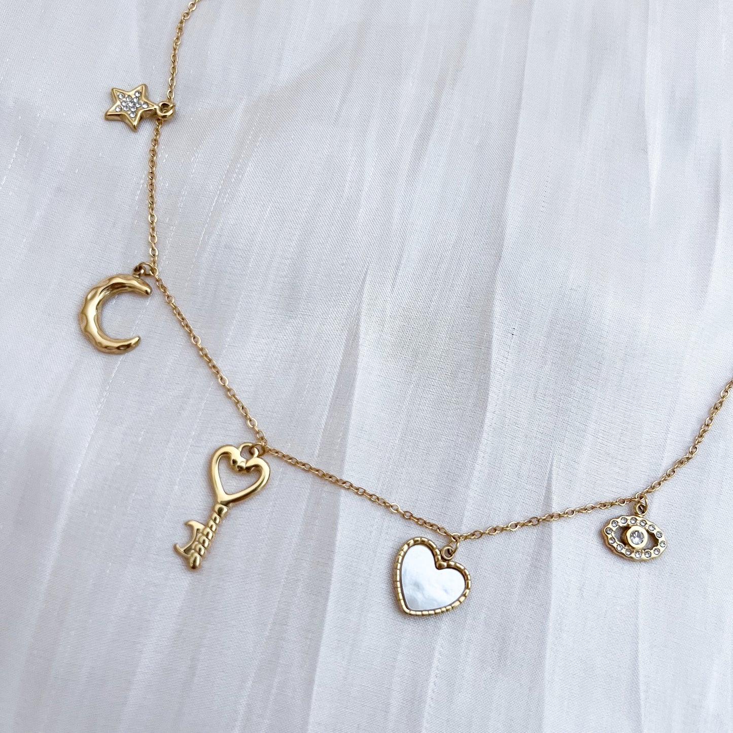 Collar Luna Valeria (charms fino corazones)