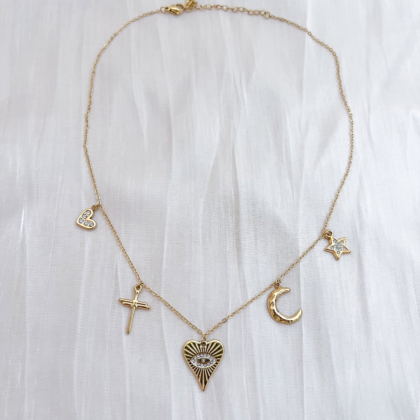 Collar Luna Valeria (charms fino corazones)
