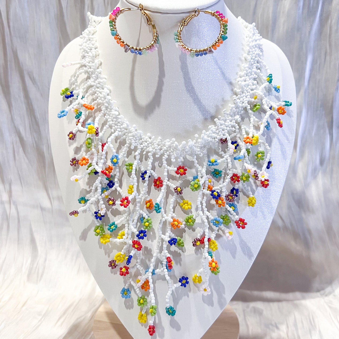 Look Marbella flor（Artesanal multicolor collar& pendiente 2 colors）