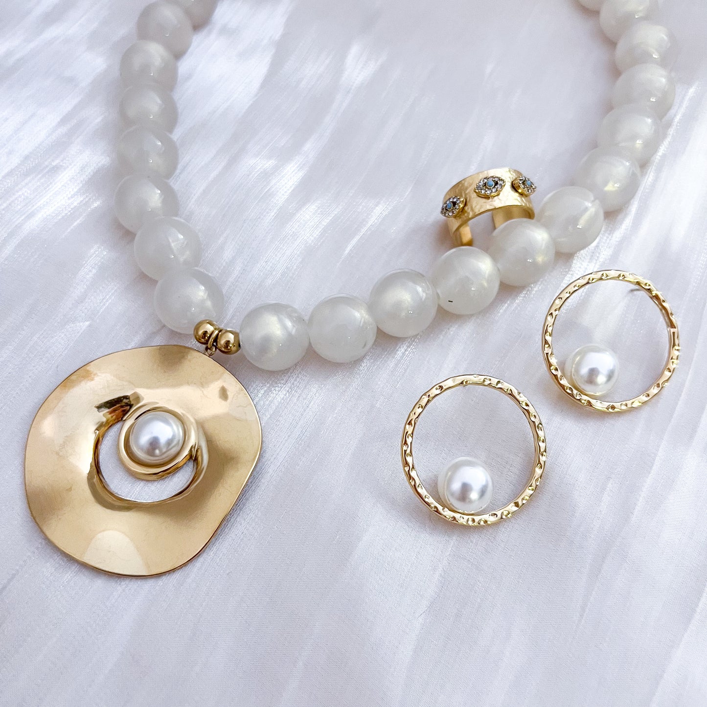 Look Atenea Perla Blanca (collar/pendiente）
