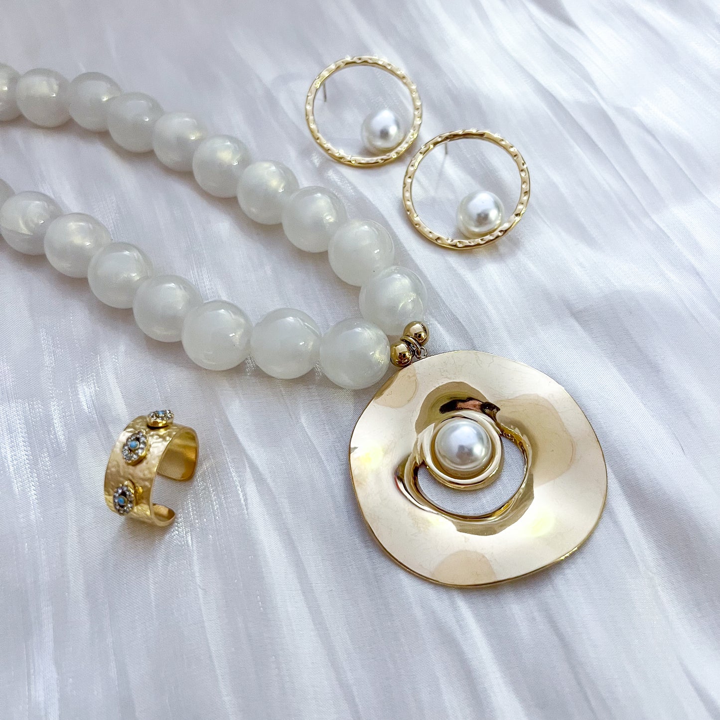 Look Atenea Perla Blanca (collar/pendiente）