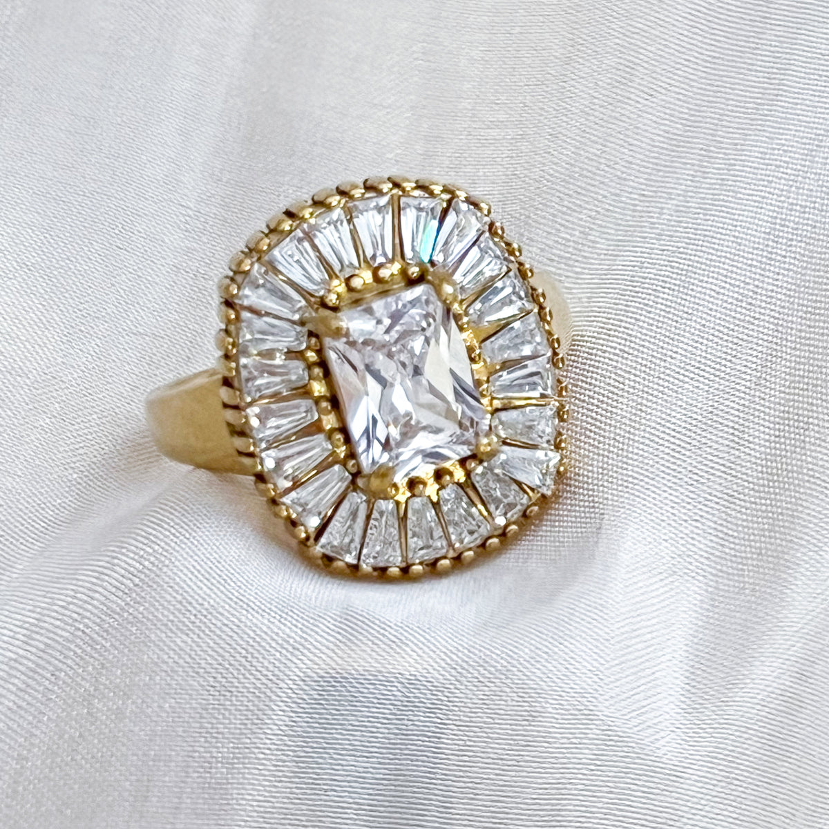 Anillo Met Gala（Talla 18-19）Brillo grande