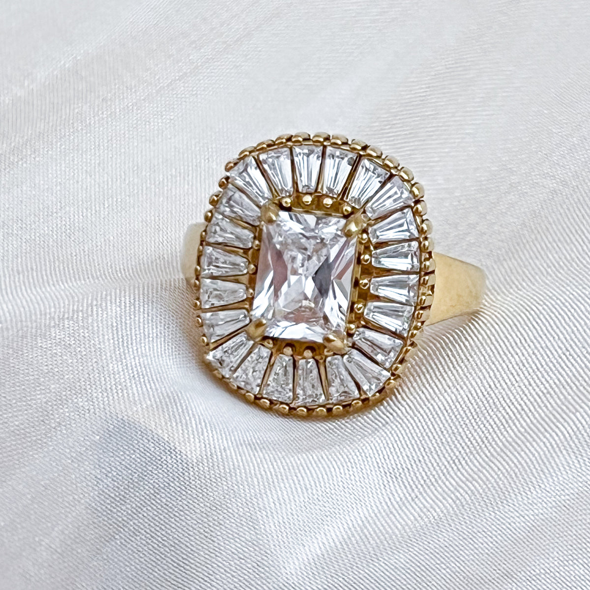Anillo Met Gala（Talla 18-19）Brillo grande