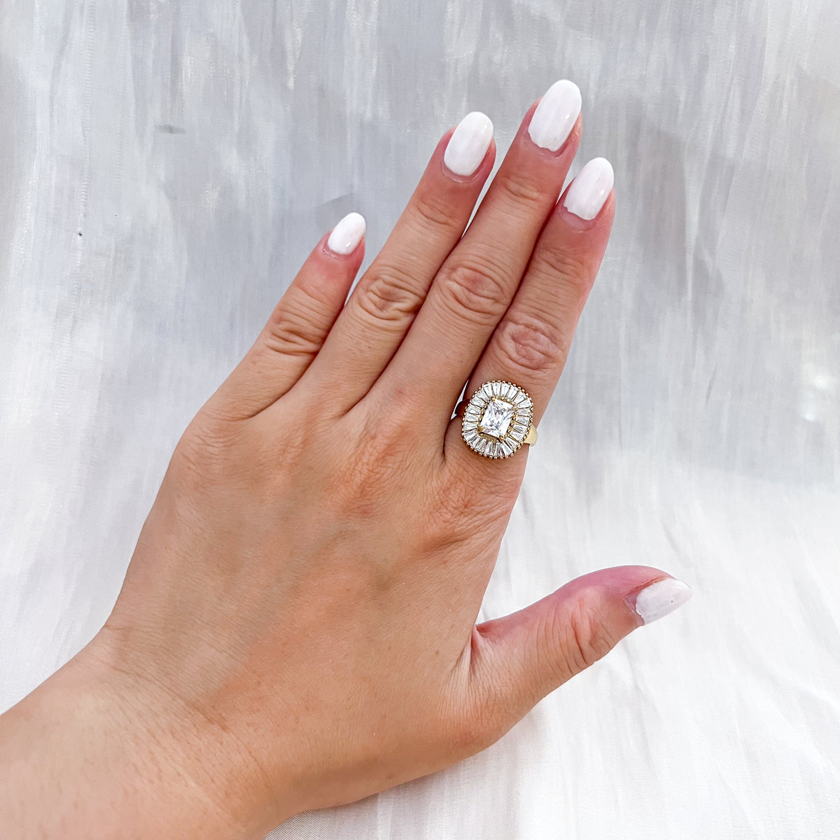 Anillo Met Gala（Talla 18-19）Brillo grande