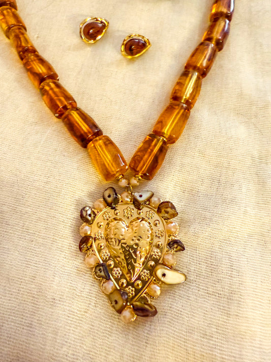Collar Corazón Dorado con Encanto