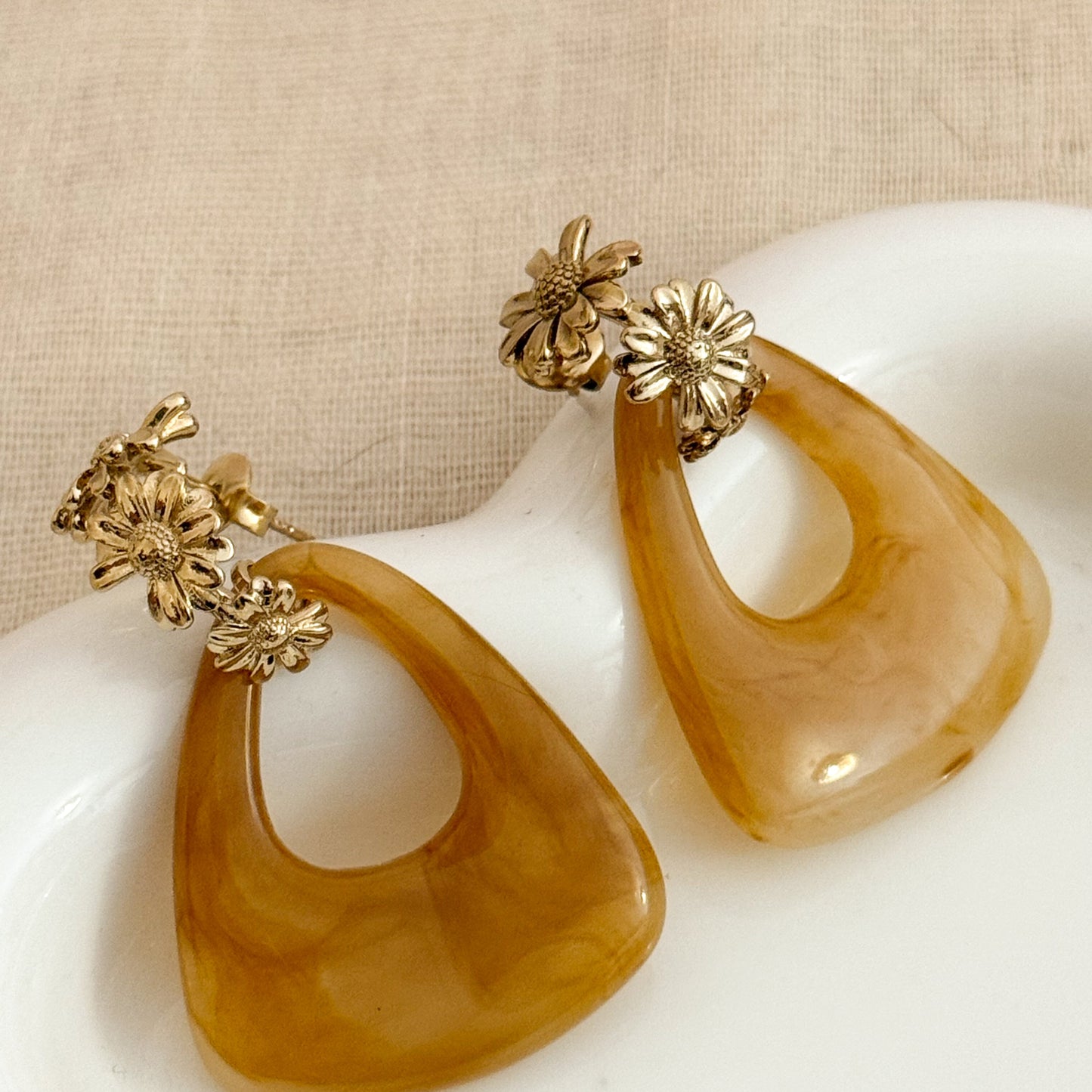 Pendientes Amanecer Dorado（Flor Caramelo） – Acero Inoxidable