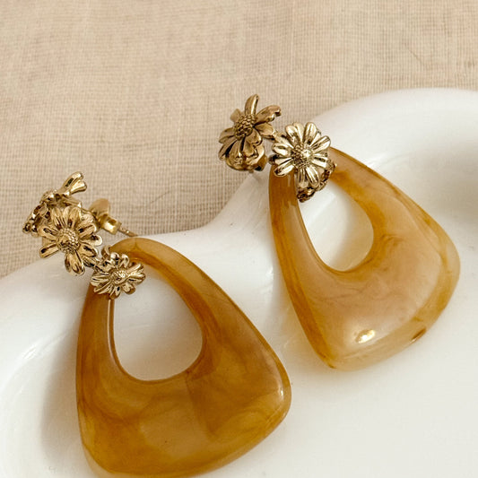 Pendientes Amanecer Dorado（Flor Caramelo） – Acero Inoxidable