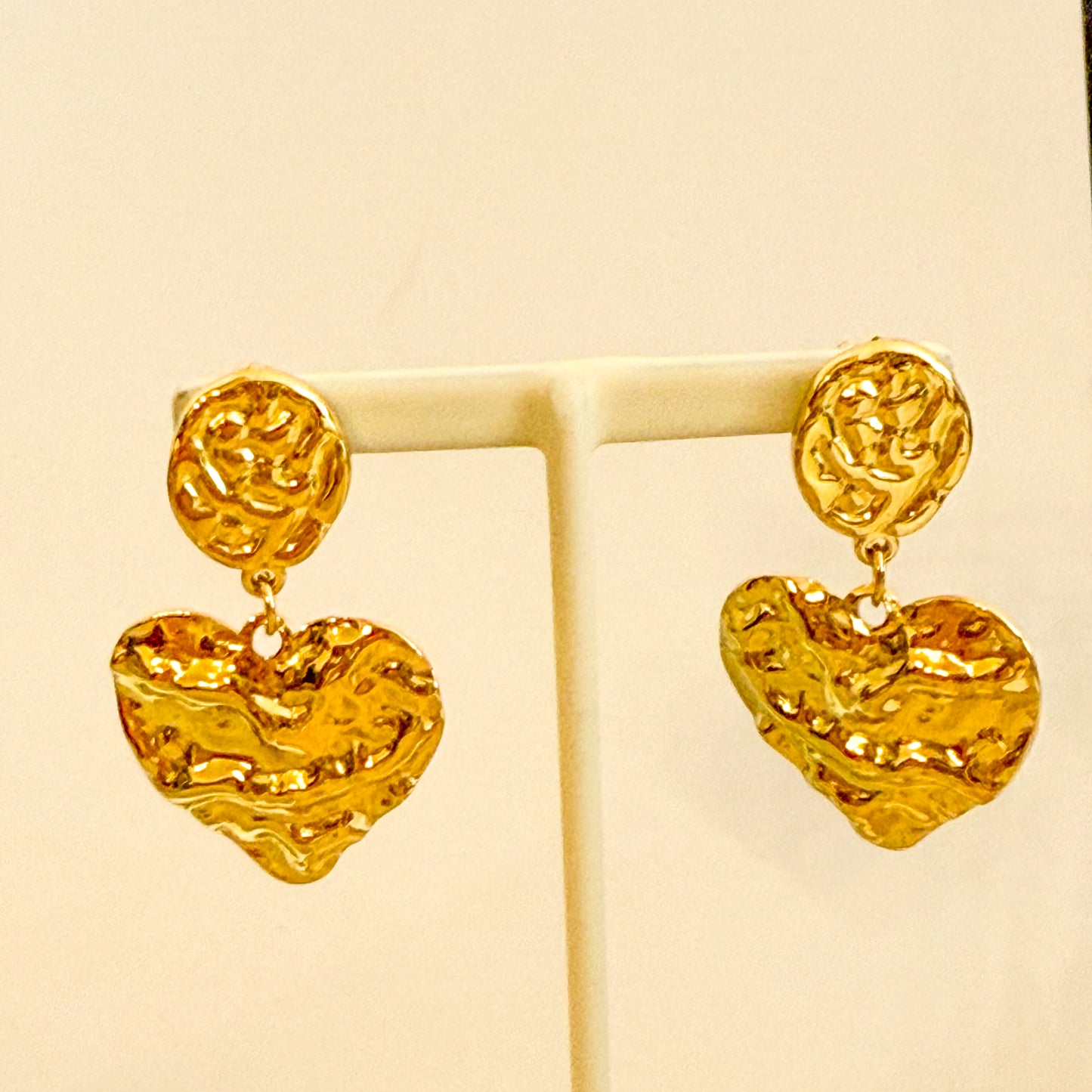 Pendientes Latido Dorado Largo（Corazón texturizado） – Acero Inoxidable