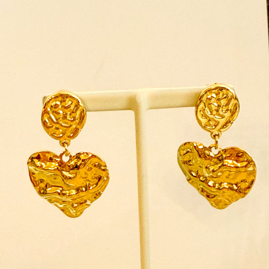 Pendientes Latido Dorado Largo（Corazón texturizado） – Acero Inoxidable