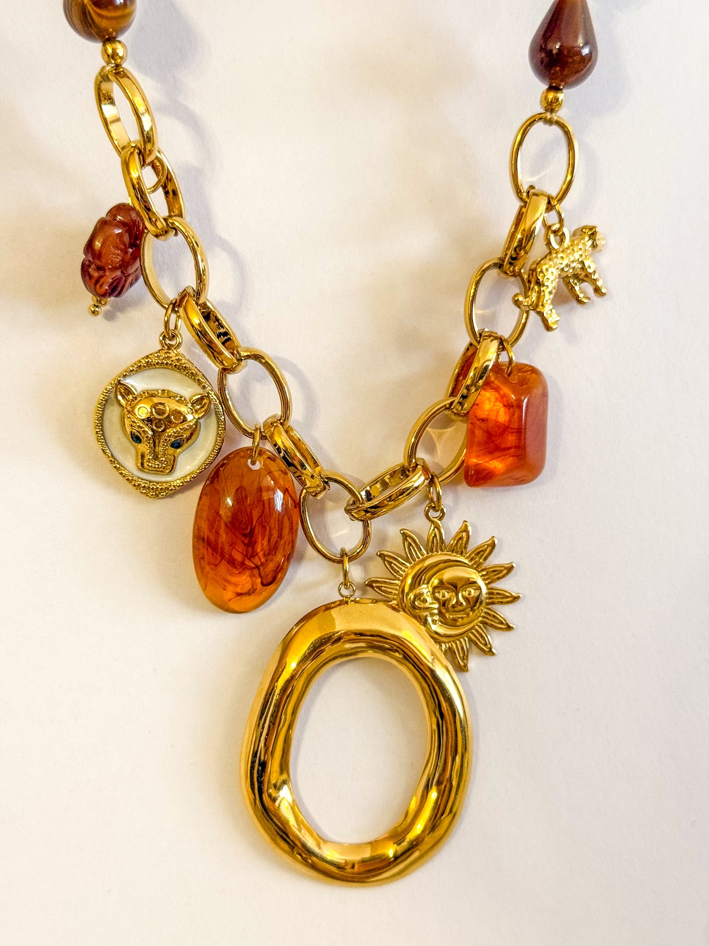 Collar Oval Dorado Jaguar（Charms mixtos）– Acero Inoxidable