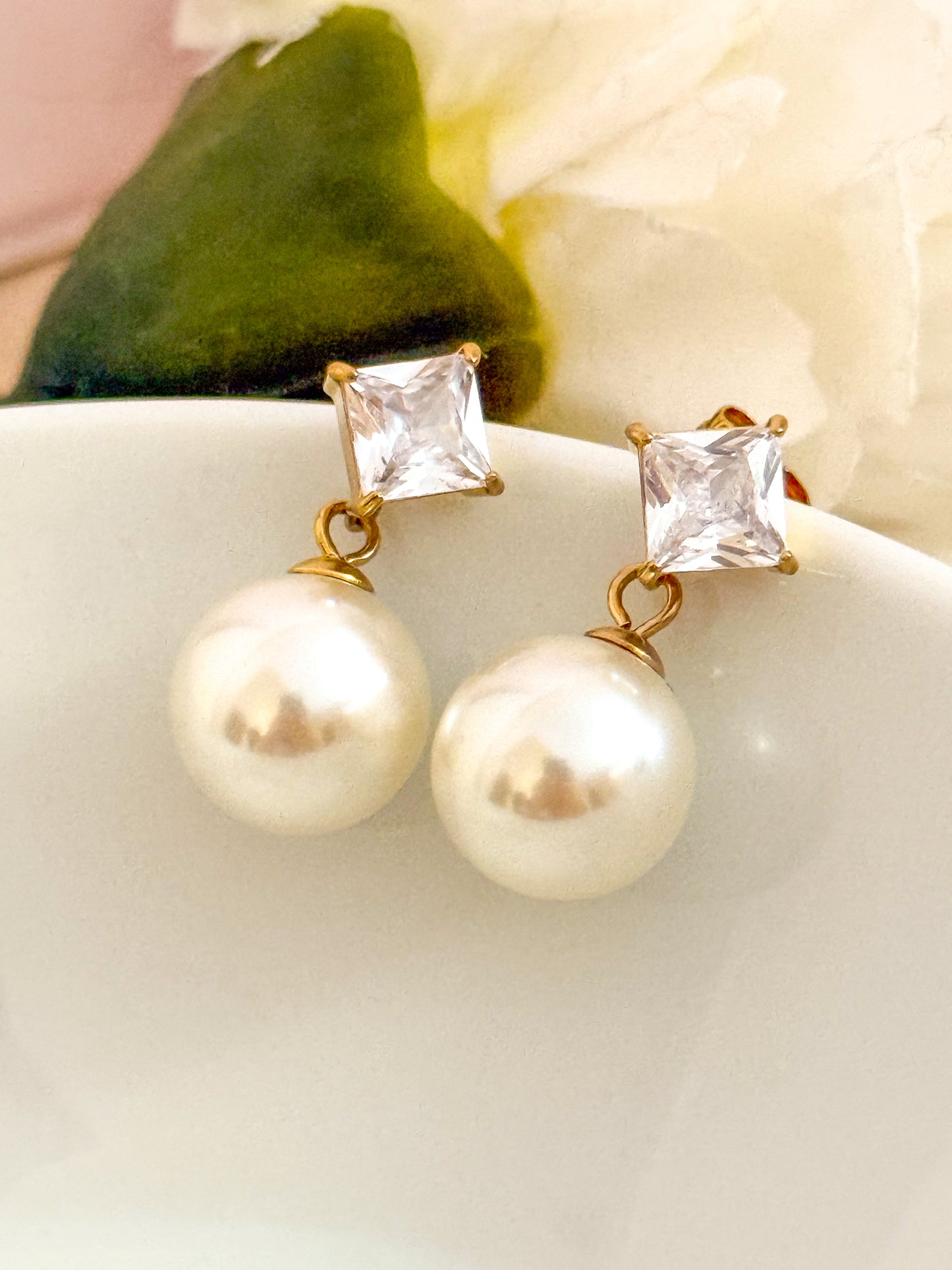 Pendientes Luz Serena（Esfera colgante dorada Brillo）