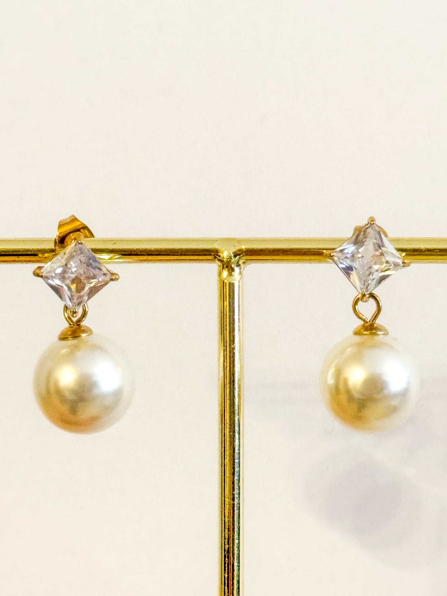 Pendientes Luz Serena（Esfera colgante dorada Brillo）