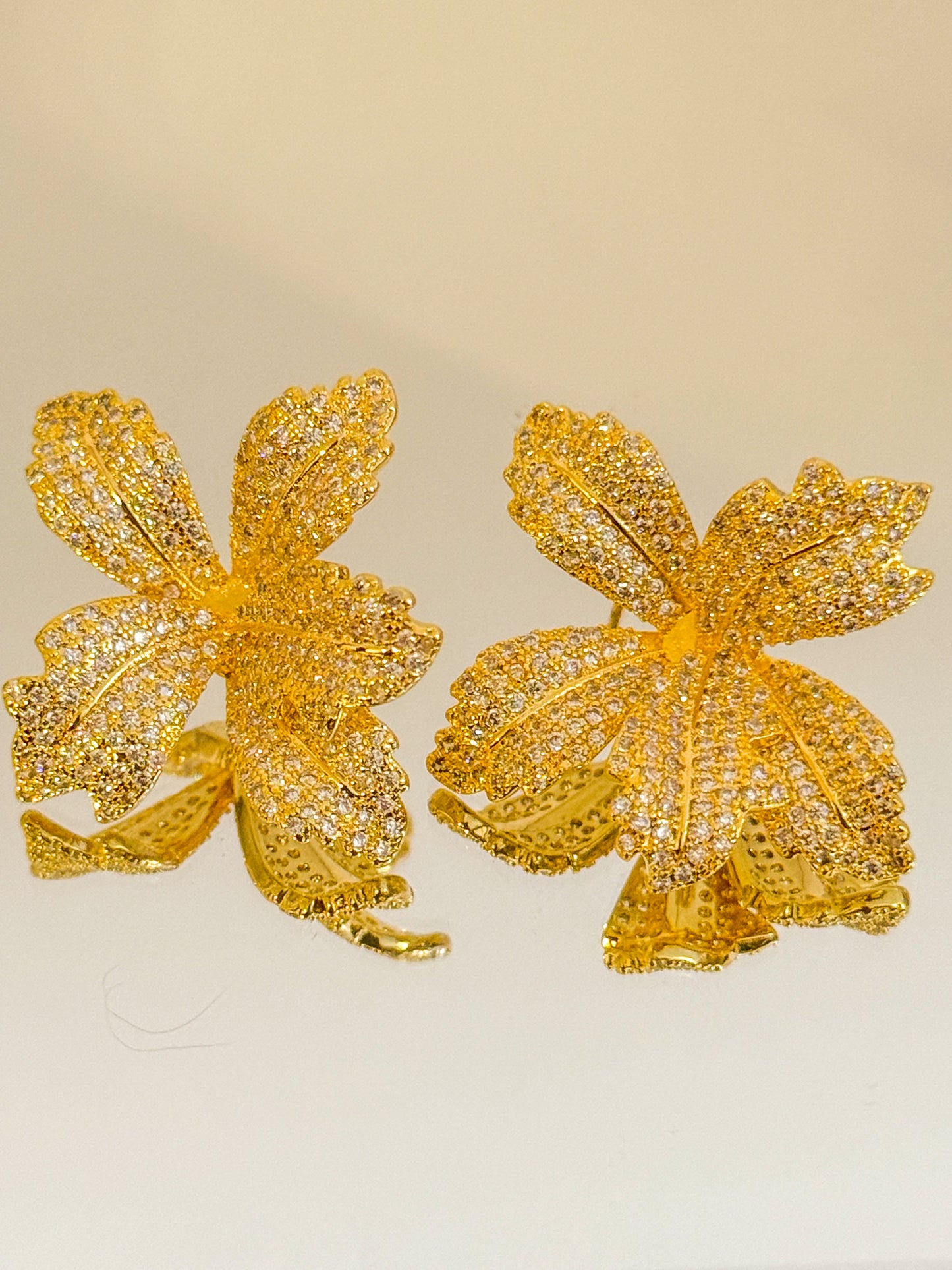 Pendientes Gardenia Dorada（Flor grande ）Dos colores