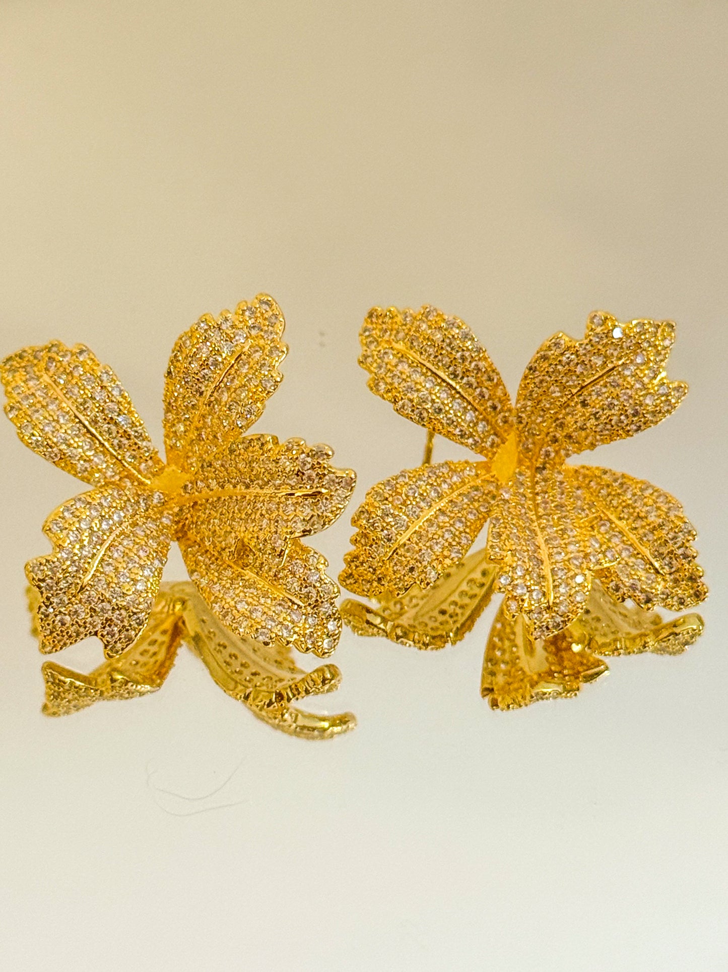 Pendientes Gardenia Dorada（Flor grande ）Dos colores