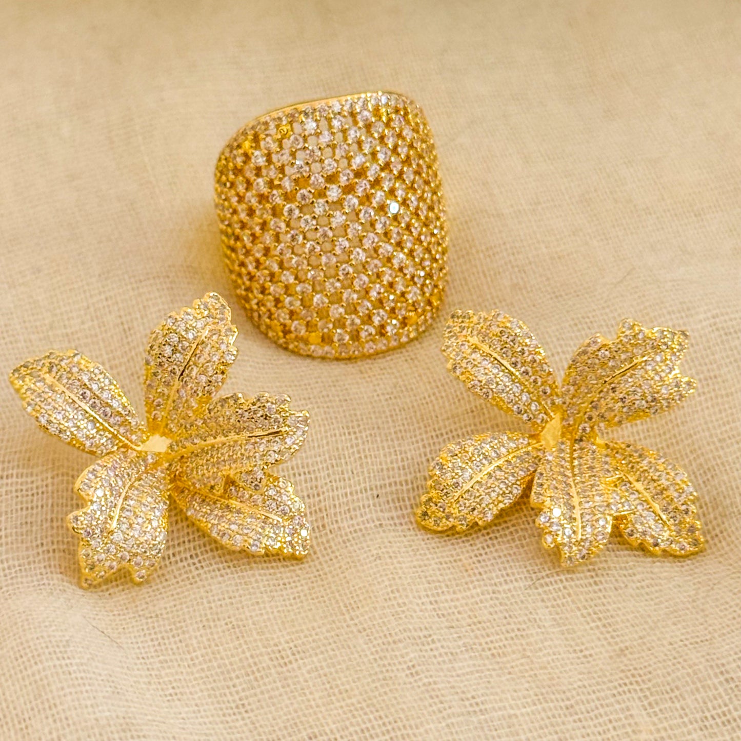 Pendientes Gardenia Dorada（Flor grande ）Dos colores