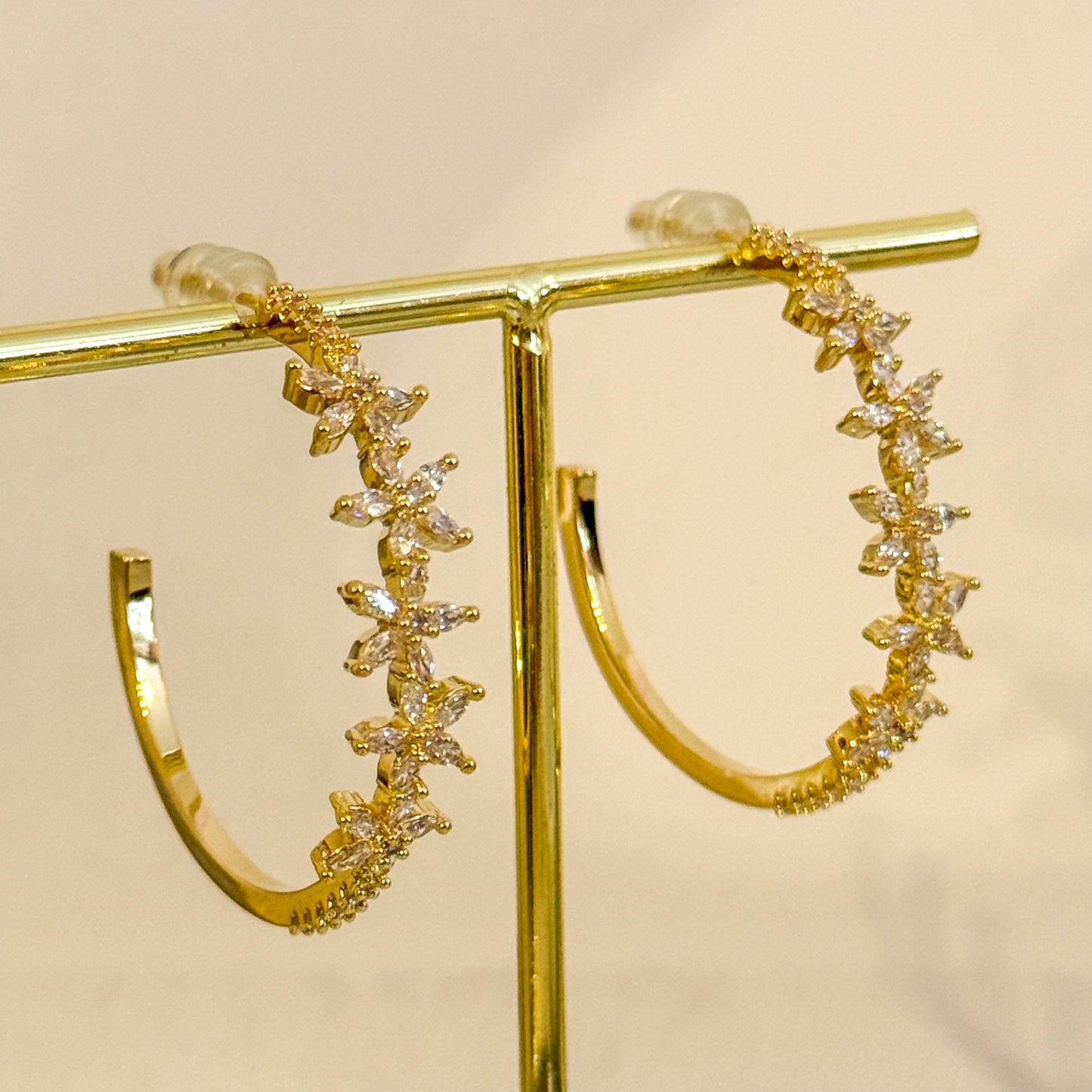 Pendientes Estelar Dorado（Aros con flores）