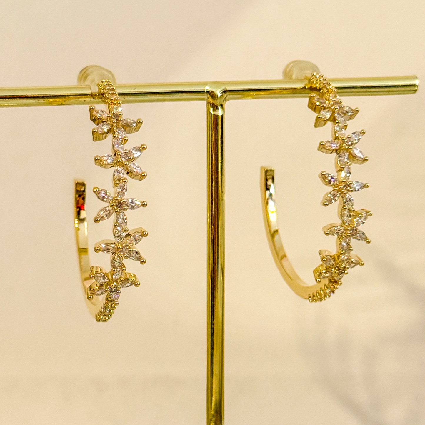 Pendientes Estelar Dorado（Aros con flores）