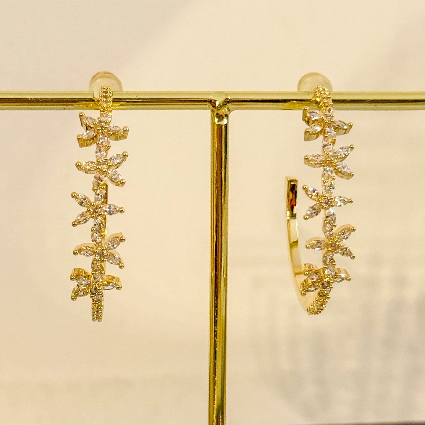Pendientes Estelar Dorado（Aros con flores）