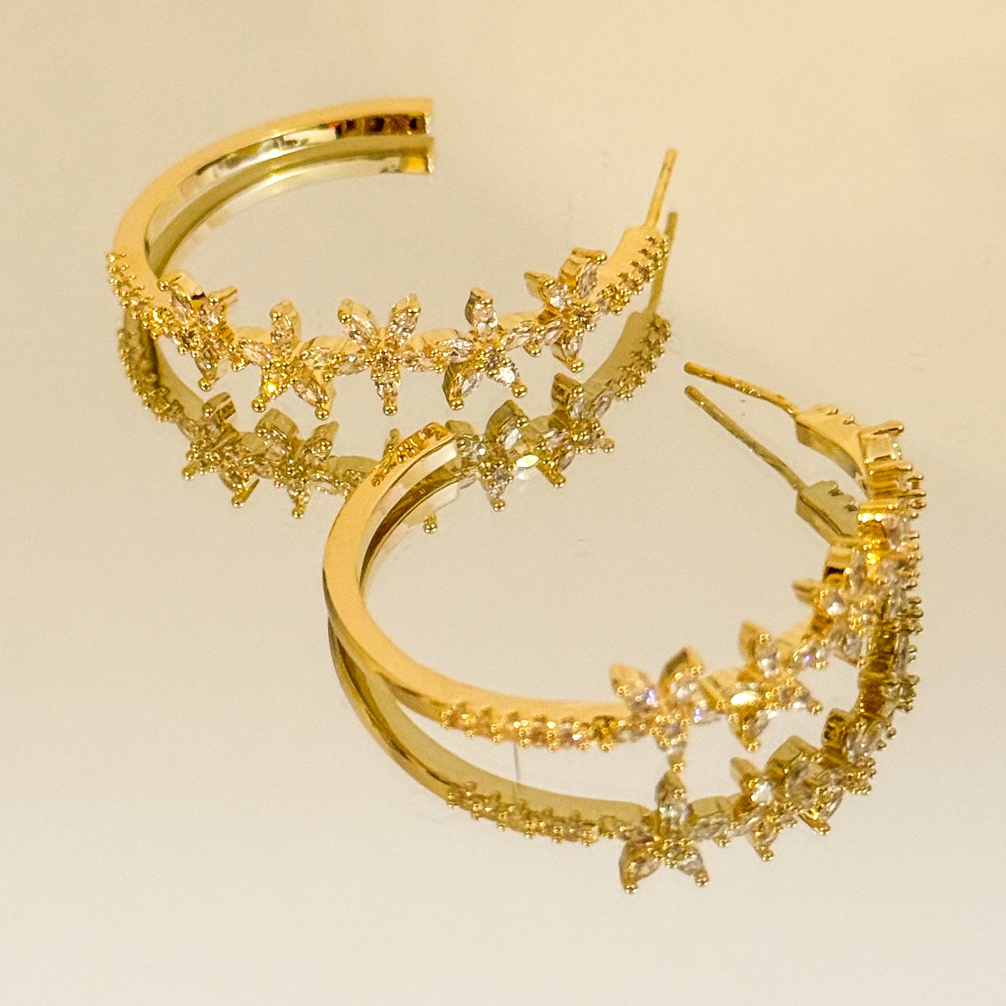Pendientes Estelar Dorado（Aros con flores）