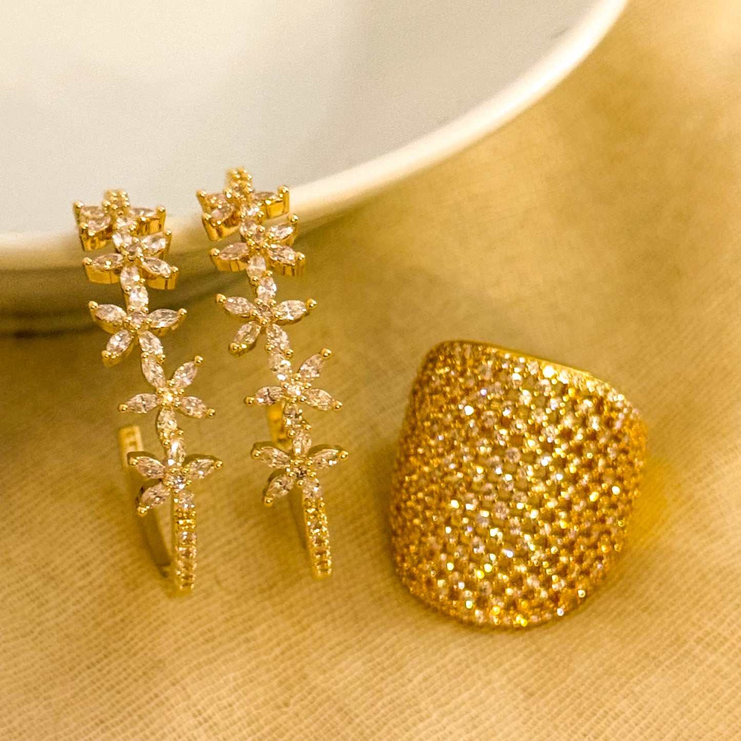 Pendientes Estelar Dorado（Aros con flores）