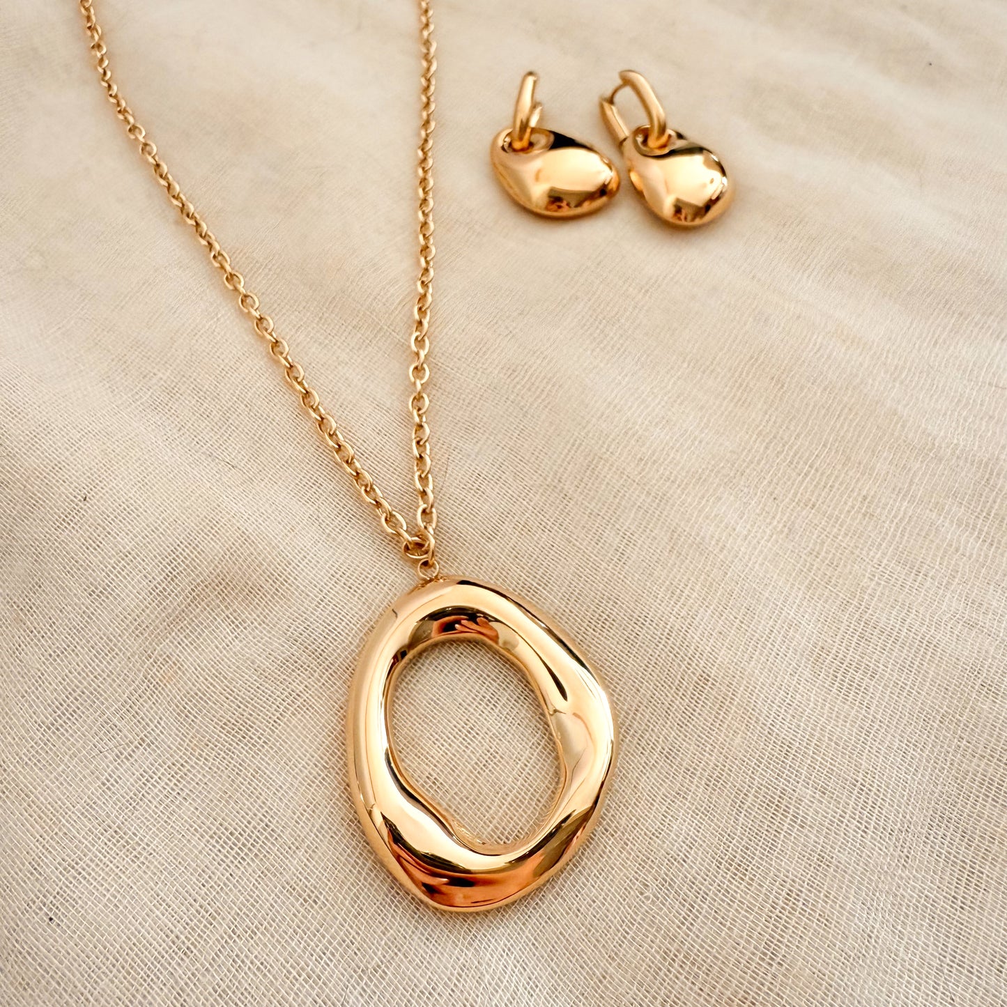 Collar Oval Fluida（Forma orgánica dorada）