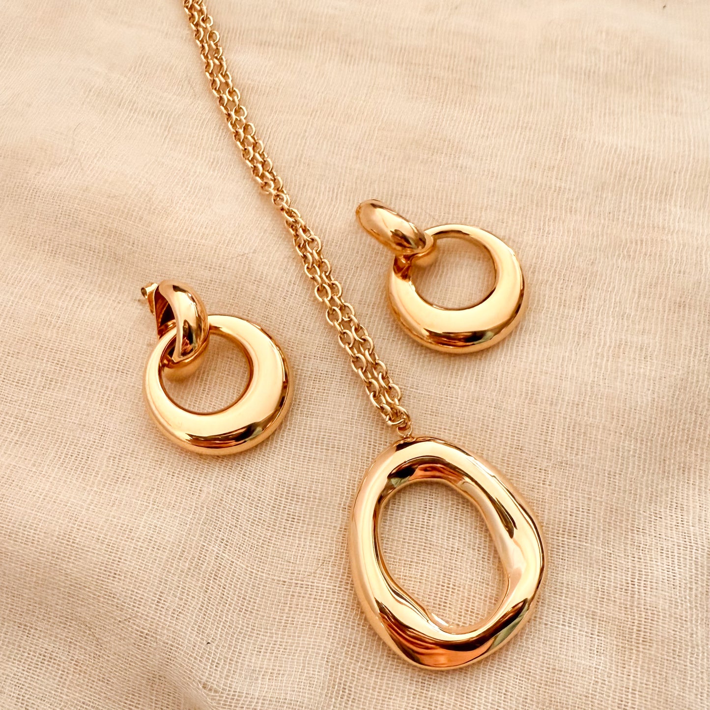 Collar Oval Fluida（Forma orgánica dorada）