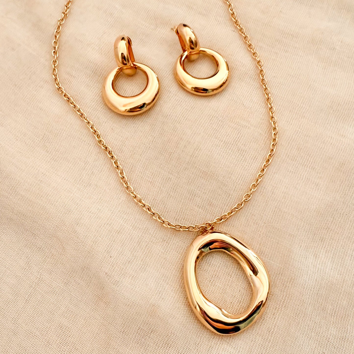 Collar Oval Fluida（Forma orgánica dorada）