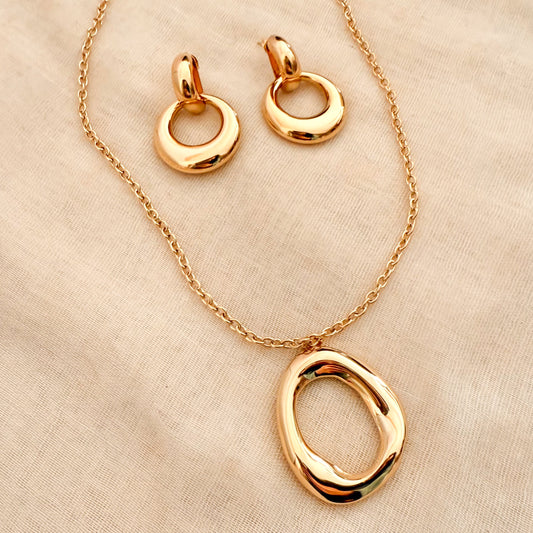 Collar Oval Fluida（Forma orgánica dorada）