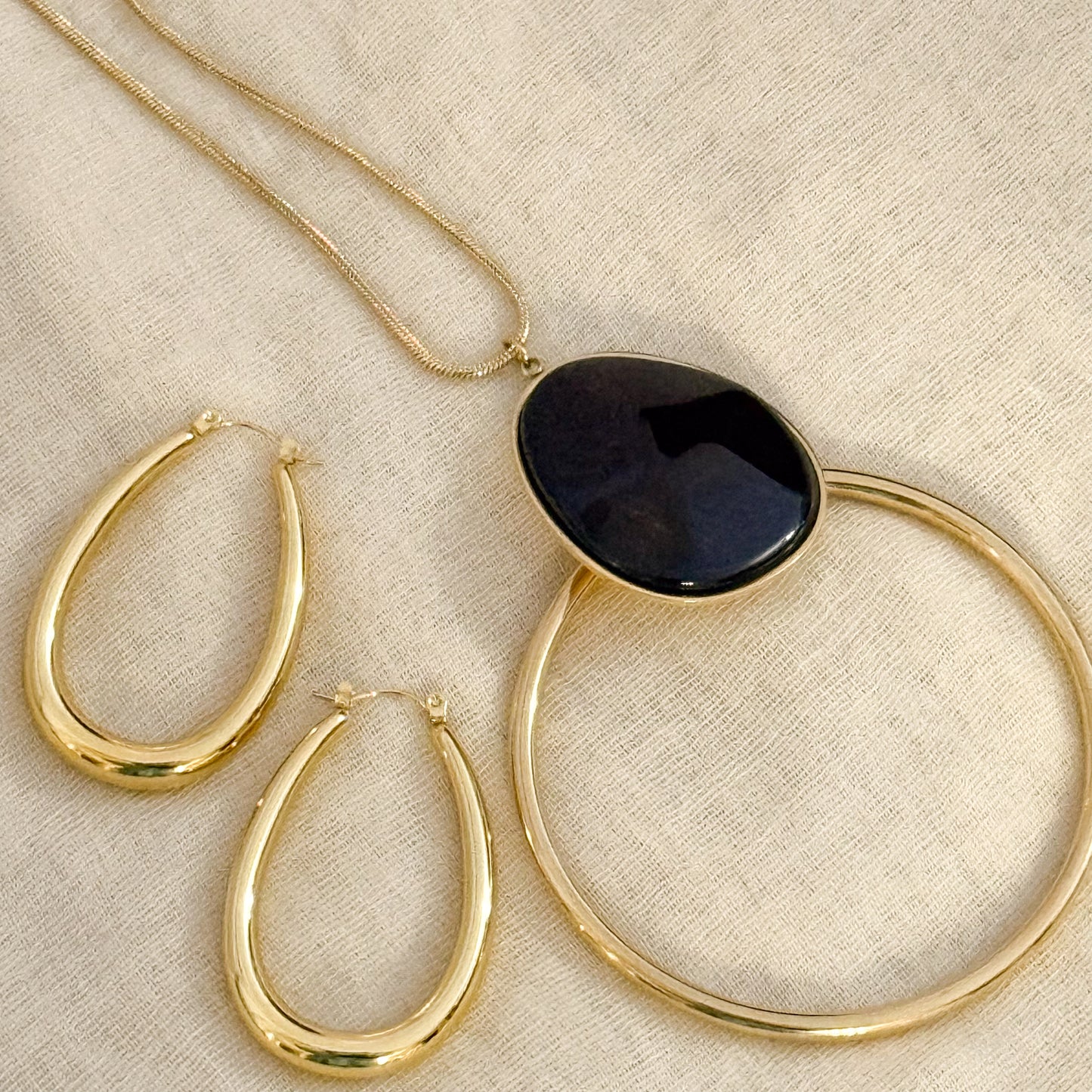 Pendientes Solene（Aros elegantes en lágrima）