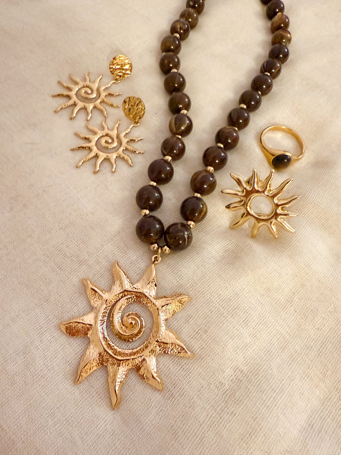 Pendientes Sol Místico (Dorado Martillado)