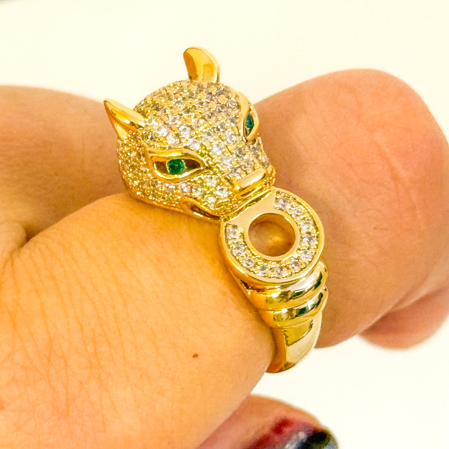 Anillo Jaguar Esmeralda (Dorado con brillo intenso)