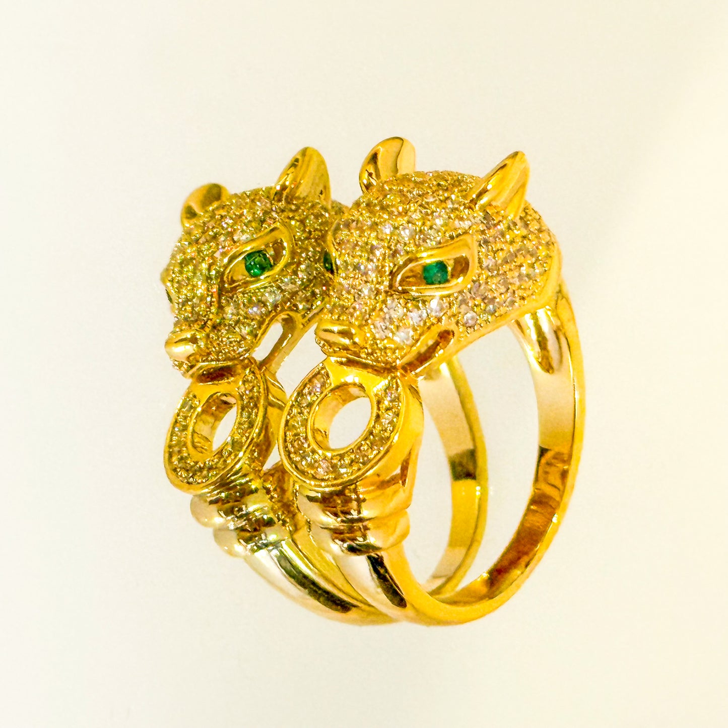 Anillo Jaguar Esmeralda (Dorado con brillo intenso)
