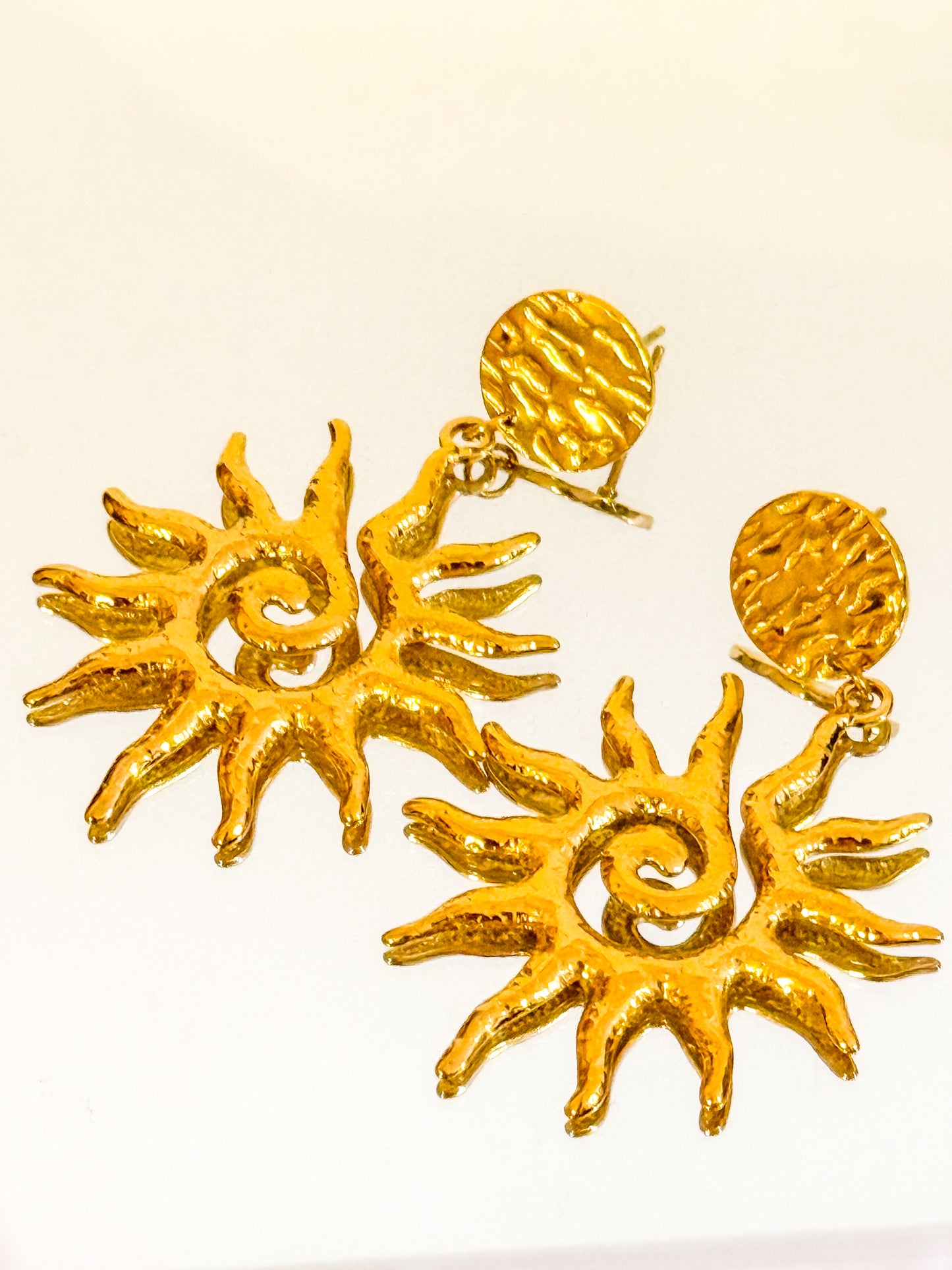 Pendientes Sol Místico (Dorado Martillado)