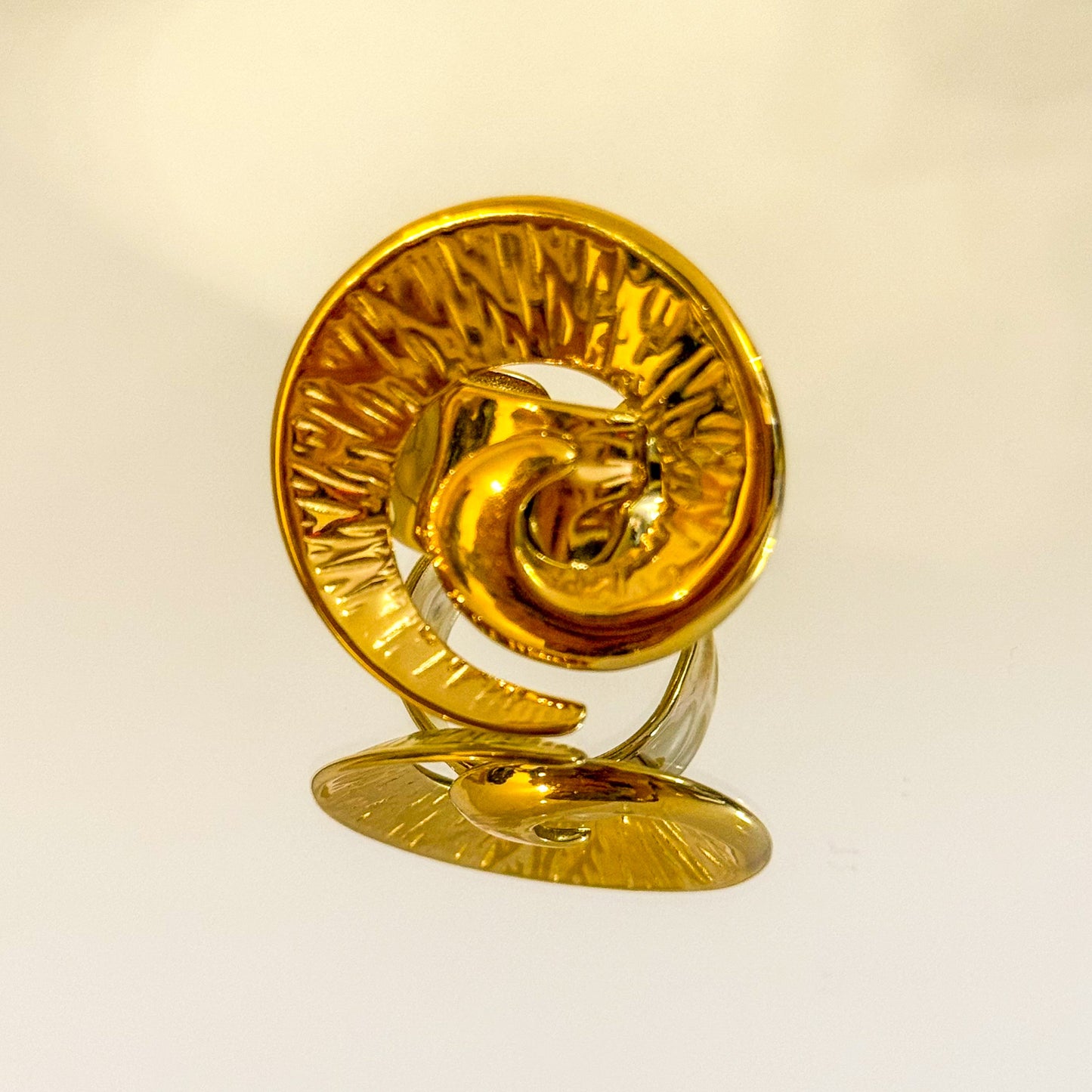 Anillo Espiral Dorada (Curva Esculpida) – Ajustable