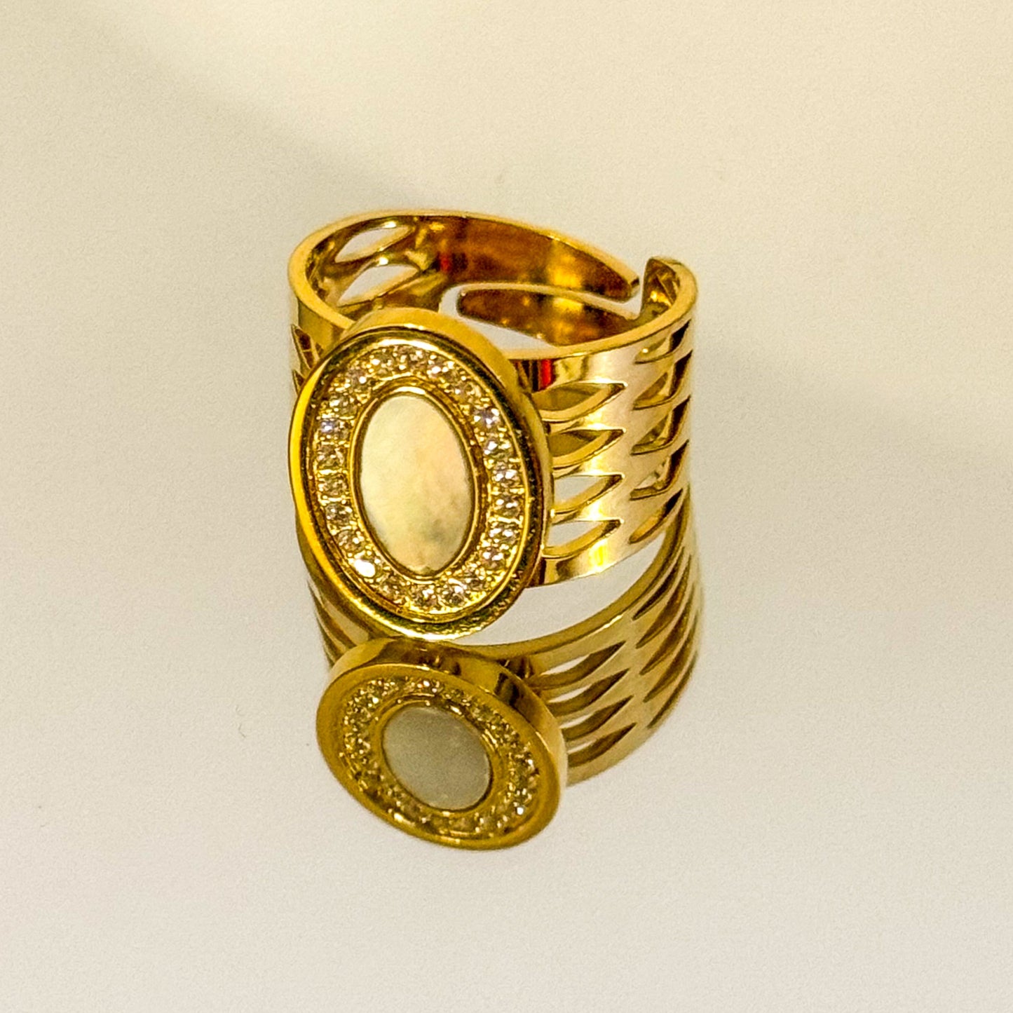 Anillo Óvalo Nacarado (Elegancia Suave) – Ajustable
