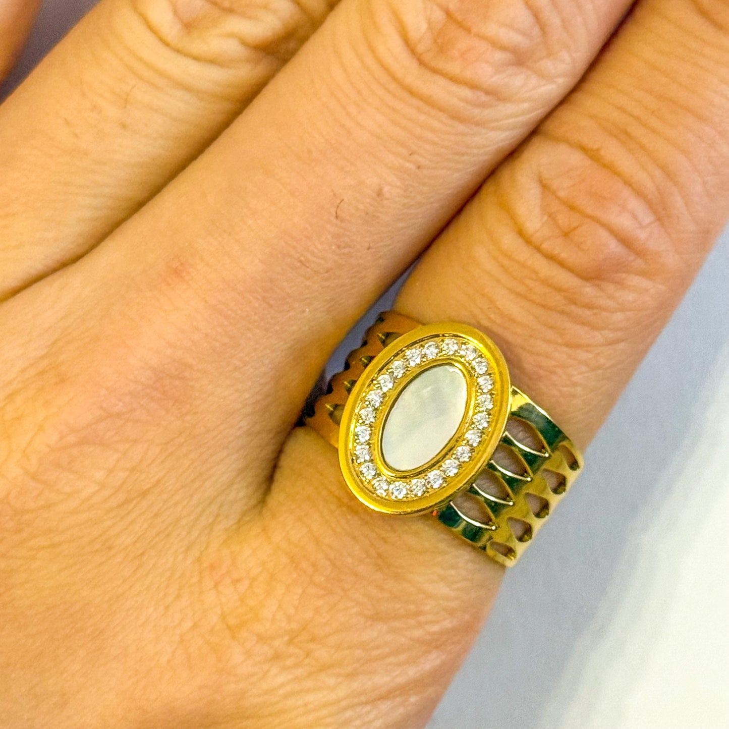 Anillo Óvalo Nacarado (Elegancia Suave) – Ajustable