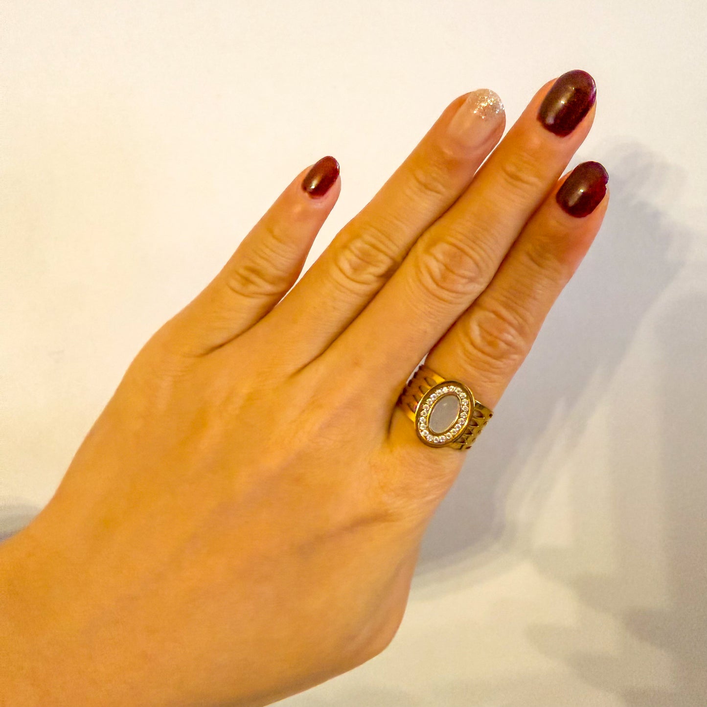 Anillo Óvalo Nacarado (Elegancia Suave) – Ajustable