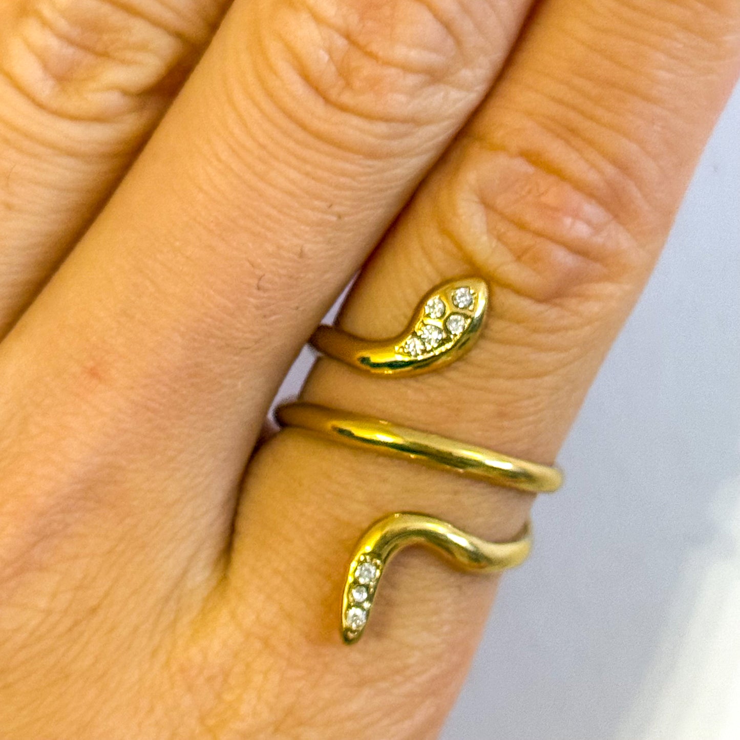 Anillo Serpiente Luz (Curva Mística) – Ajustable