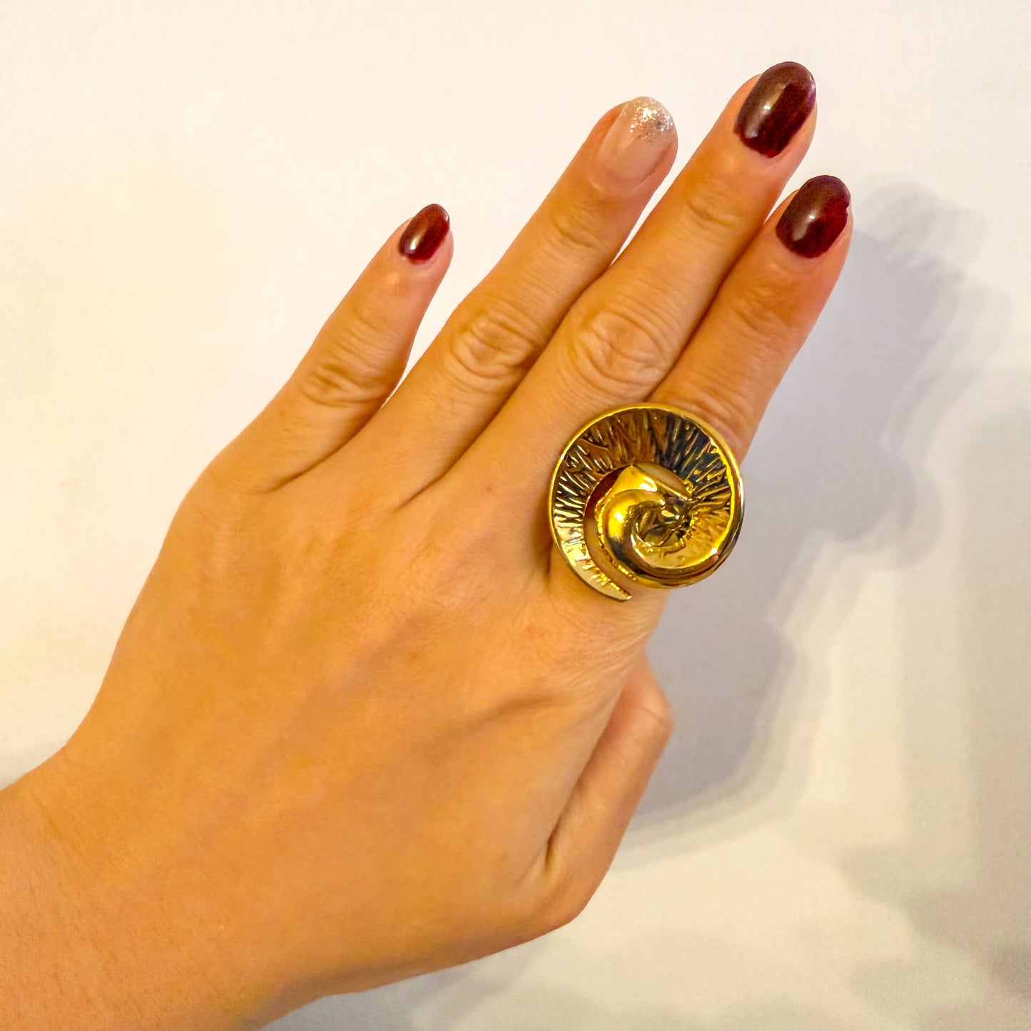 Anillo Espiral Dorada (Curva Esculpida) – Ajustable
