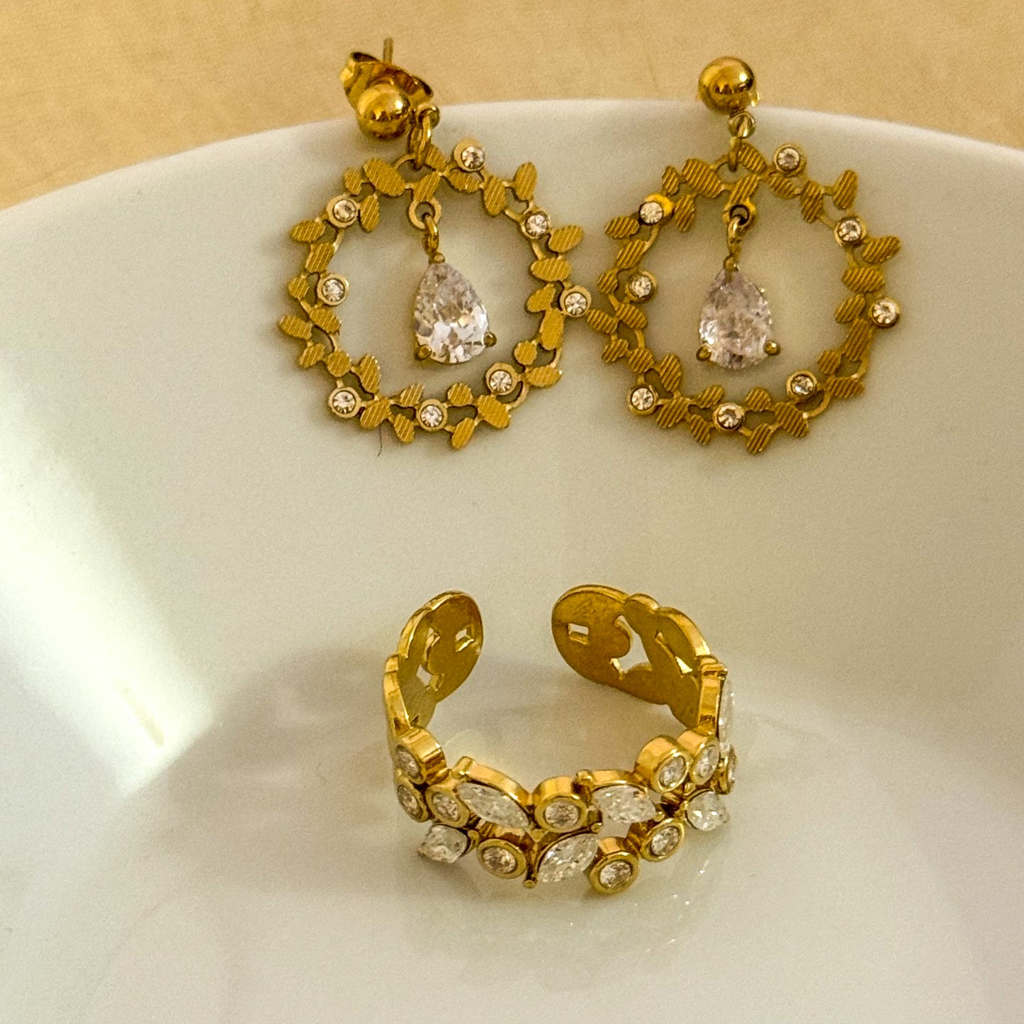 Pendientes Lazo Floral – Gota Brillante