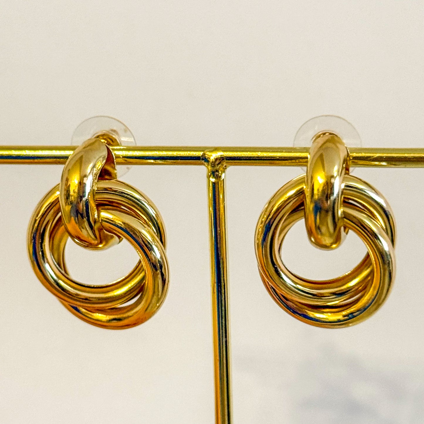 Pendientes Nudo Élite – Dorado Escultórico