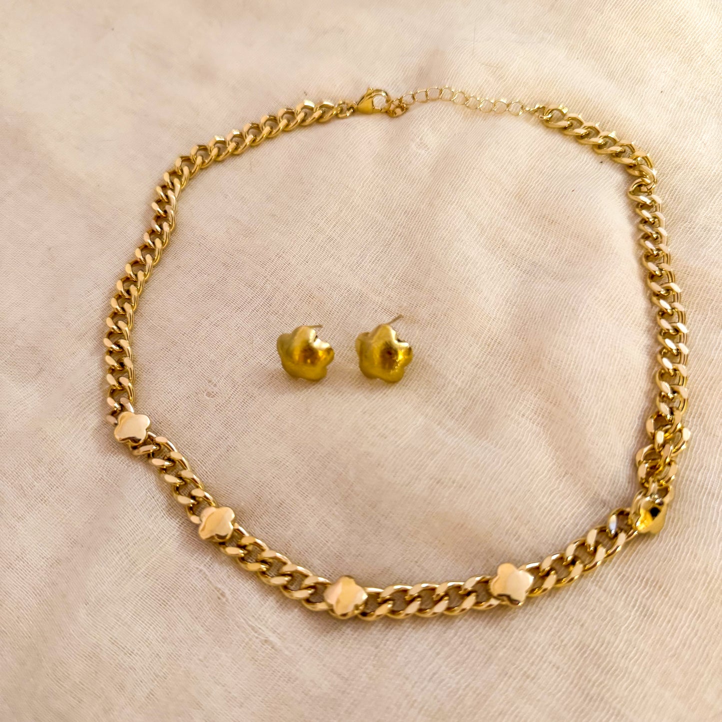 Pendientes Flor Satinada (Mini Flor Dorada)