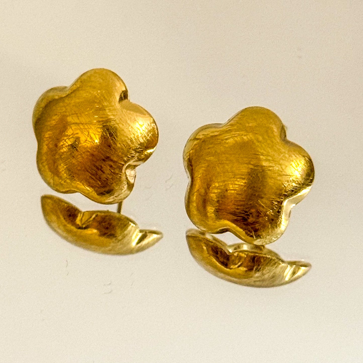 Pendientes Flor Satinada (Mini Flor Dorada)