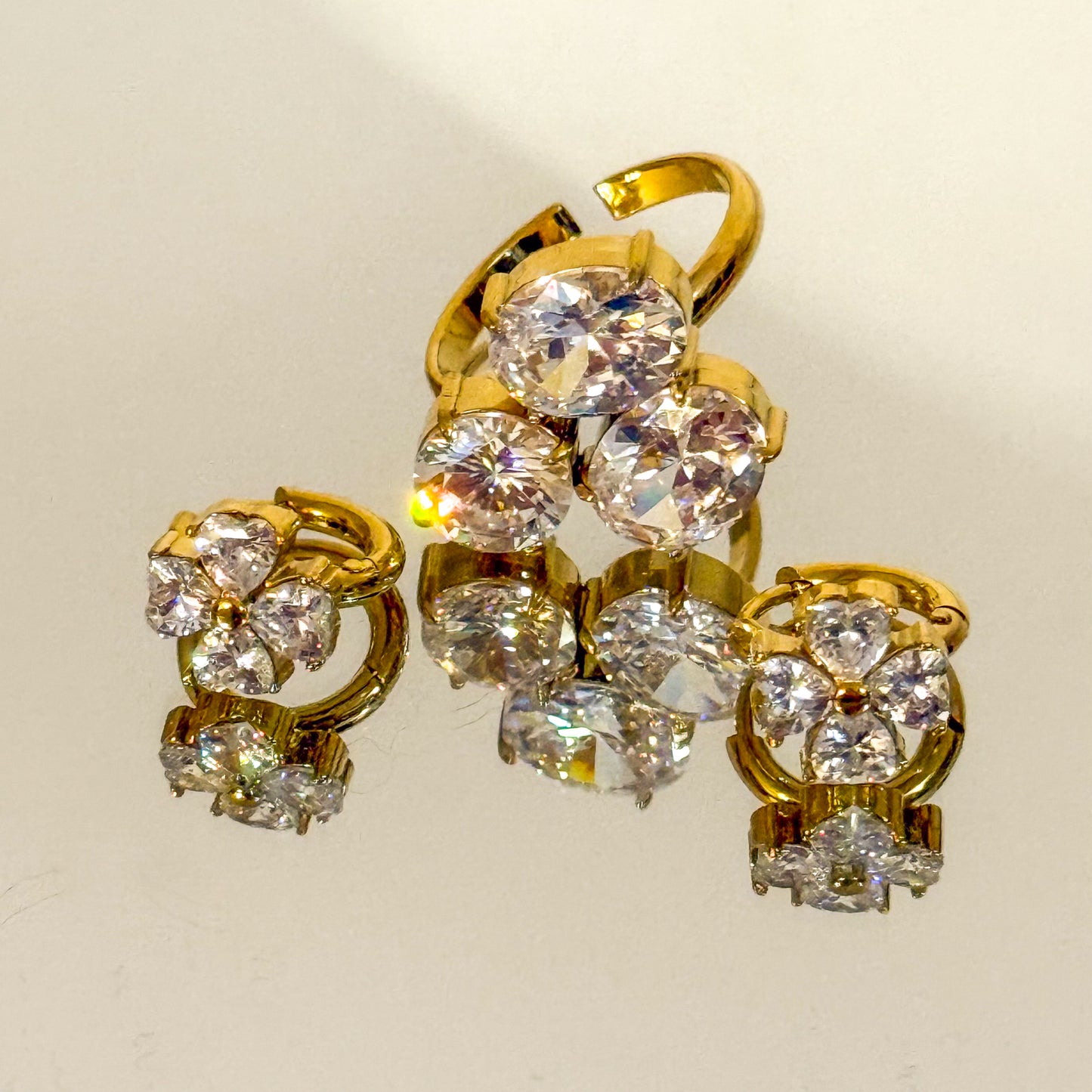 Pendientes Flor Suerte（Dorado Brillante）