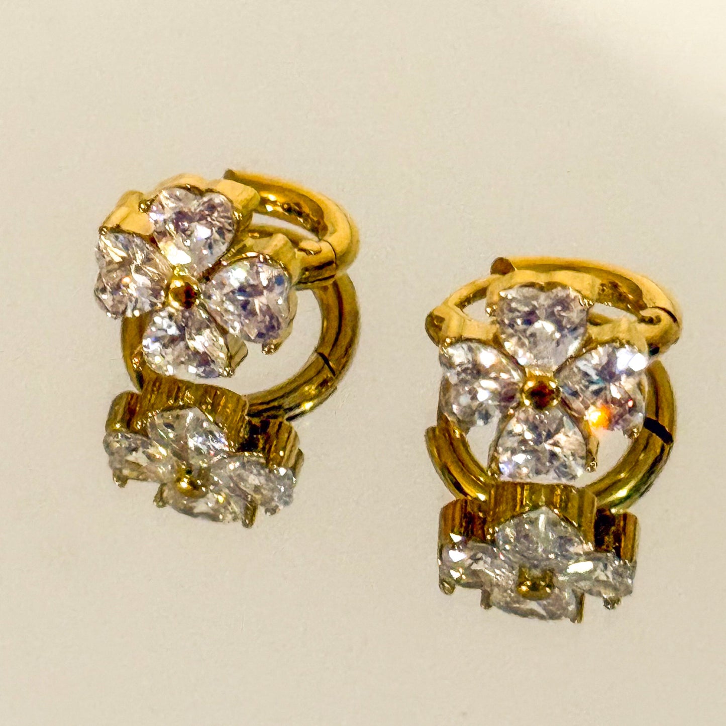 Pendientes Flor Suerte（Dorado Brillante）