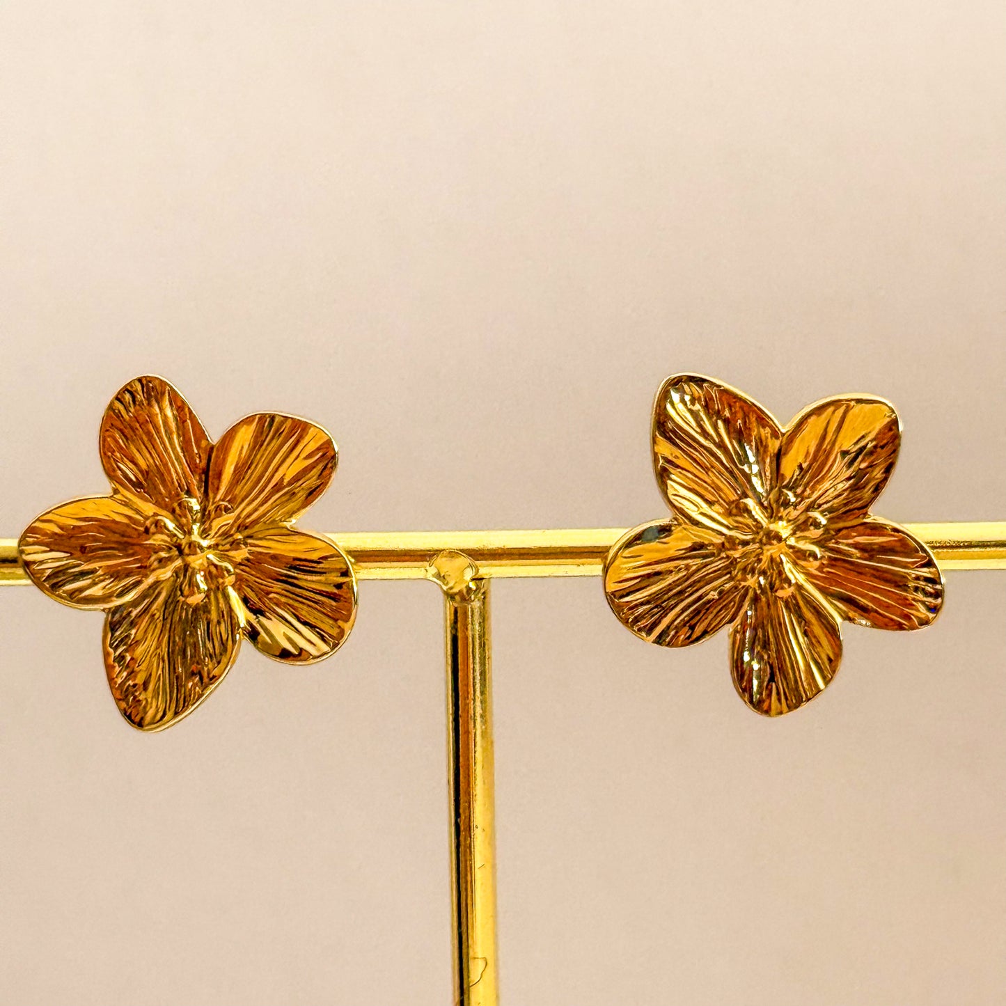 Pendientes Flor Serena（Flor Dorada Clásica)