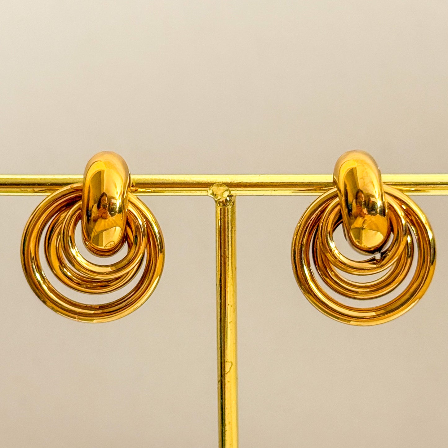 Pendientes Órbita (Aros Dorados Entrelazados Pulidos)